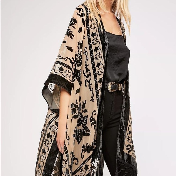 Free size throw shawl/cardigan perfect for fall season - Picture 2 of 2